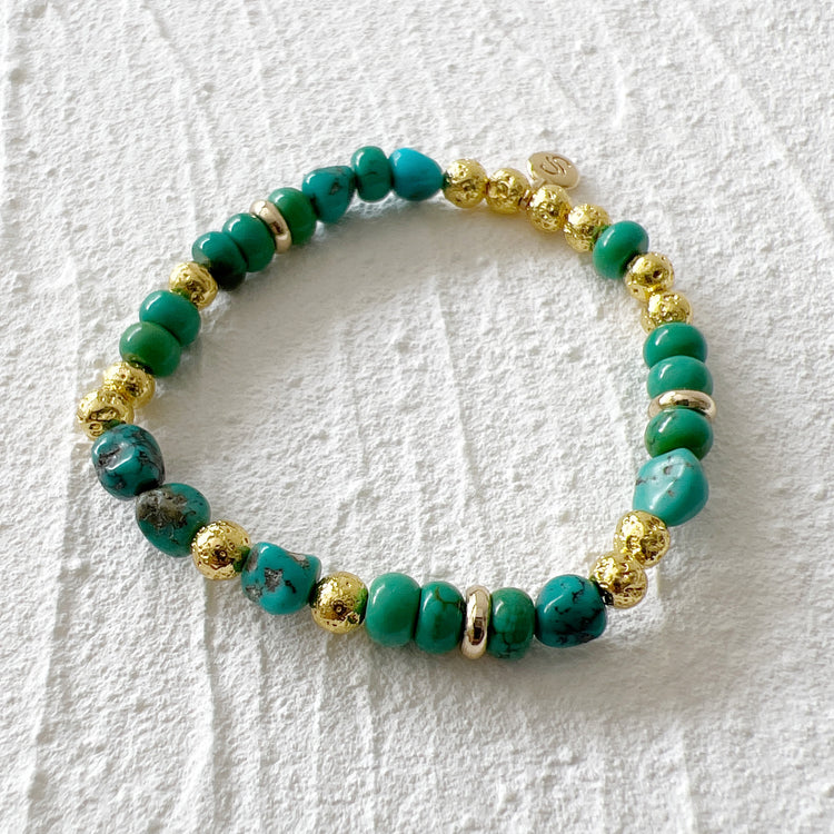 Turquoise, pierre de lave trempée dans de l'or 14 carats
