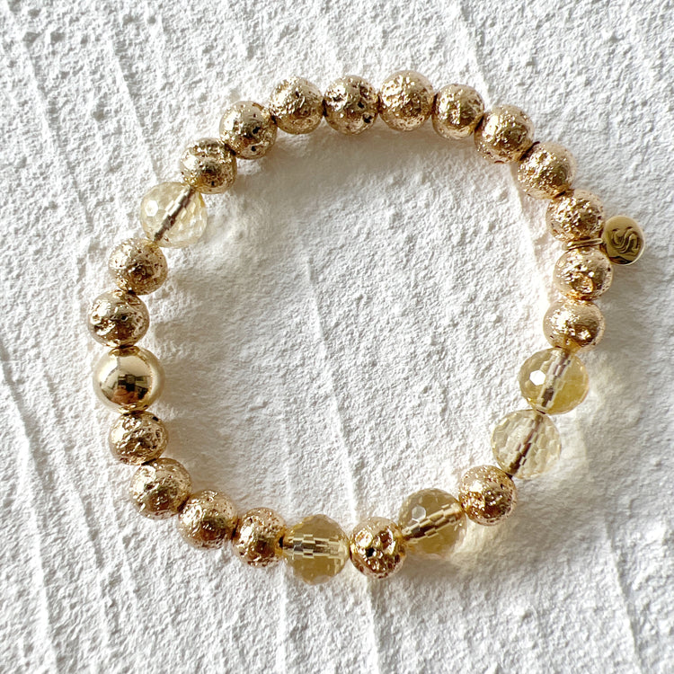 Pierre de lave et citrine trempées dans de l'or 14 carats