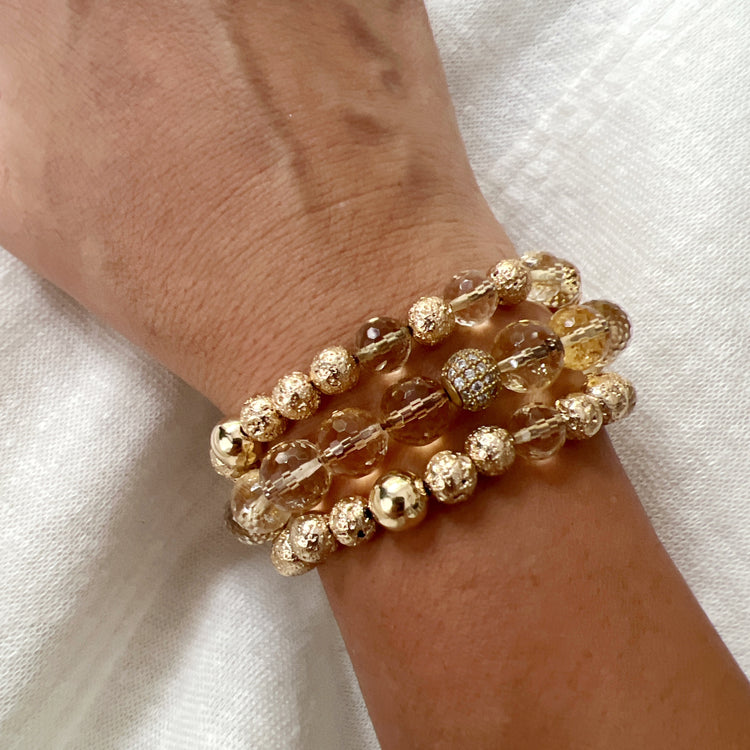 Pierre de lave et citrine trempées dans de l'or 14 carats