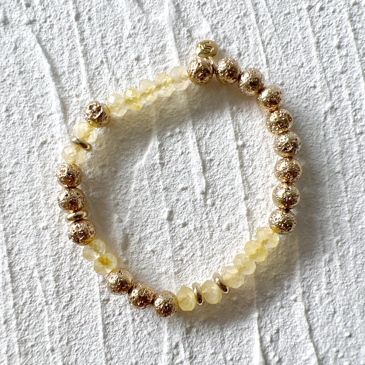 Pierre de lave et citrine trempées dans de l'or 14 carats