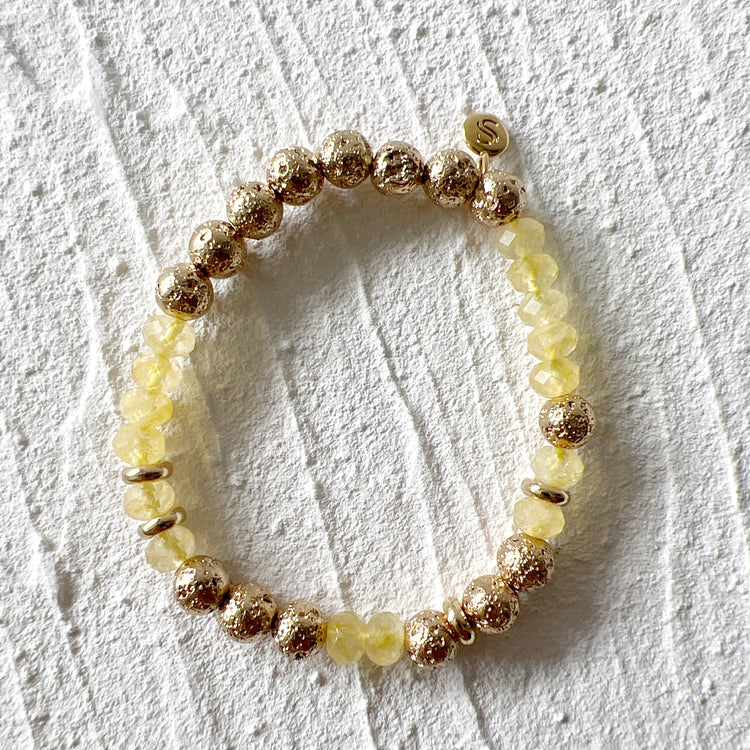 Pierre de lave et citrine trempées dans de l'or 14 carats
