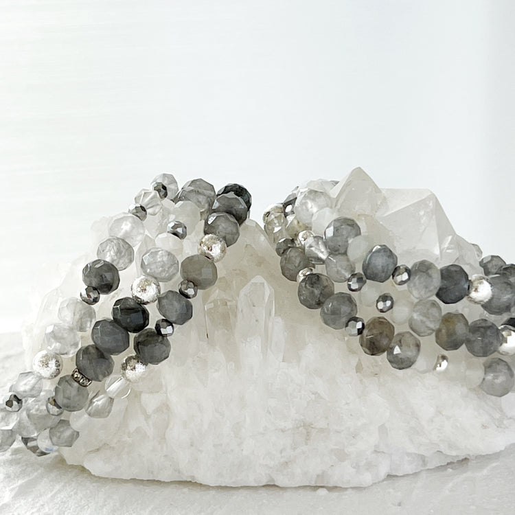 Agate grise, pierre de lune et hématite